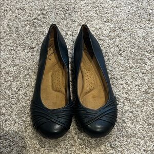Natural Soul Black Flats with Tan Insole